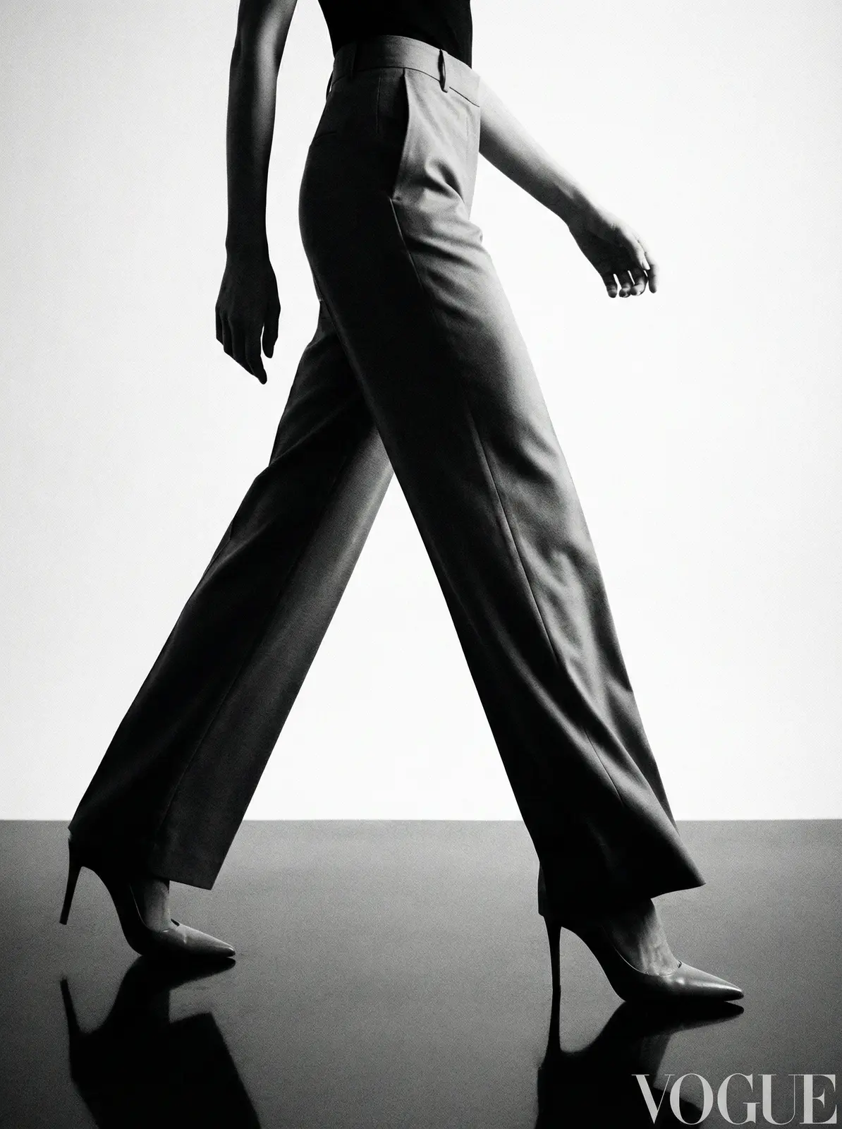 AOA体育官网 大长腿 设计师长裤高跟鞋影像